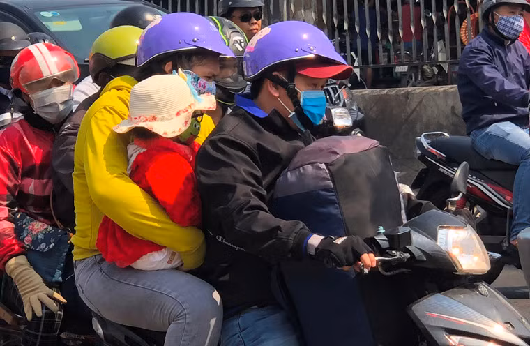 Chiếc xe máy đã trở nên "thần kỳ" khi chuyên chở "quá tải" các thành viên trong gia đình cùng hành lý trên hành trình hàng trăm cây số.