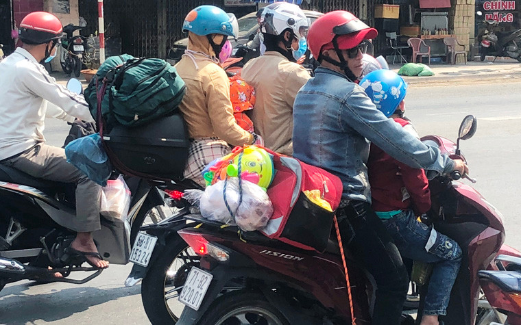 Người lao động, nhập cư ở TP HCM đến từ các tỉnh miền Tây như Long An, Bến Tre, Tiền Giang, Trà Vinh, Vĩnh Long, Đồng Tháp, Cần Thơ, Hậu Giang, Sóc Trăng, Bạc Liêu, Kiên Giang, An Giang, Cà Mau đã chọn phương tiện chạy xe máy về quê nghỉ Tết do hành trình không quá xa như các tỉnh miền Trung, miền Bắc.