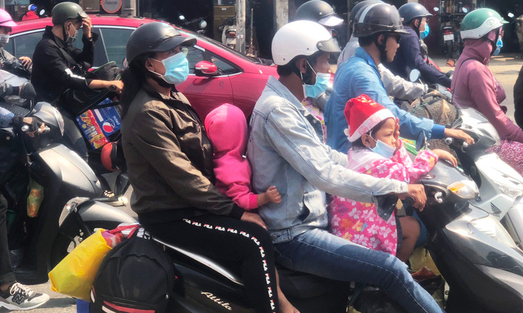 Giao thông trên QL1A, đoạn cửa ngõ từ TP HCM về các tỉnh miền Tây suốt buổi chiều 28 Tết Kỷ Hợi động nghẹt người sinh sống, làm ăn ở TP HCM trở về quê đón Tết.