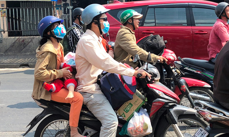 Xe máy của ai cũng treo, chất đầy hành lý.