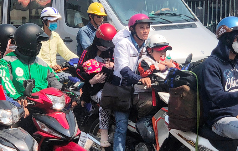 Nhiều gia đình chở theo con nhỏ cùng đủ loại hành lý lỉnh kỉnh trên chuyến xe về quê nghỉ Tết.
