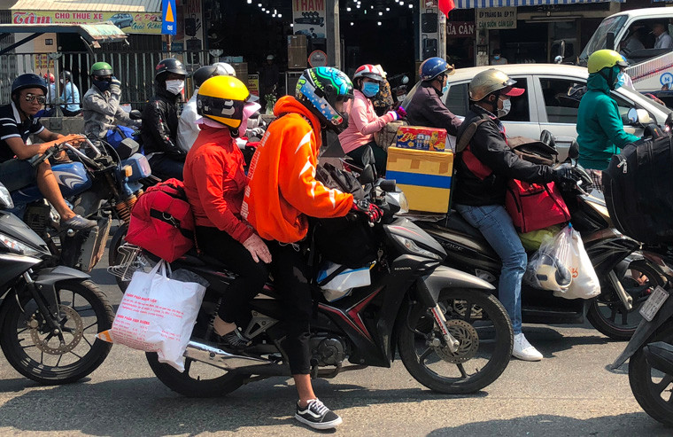 Xe nào xe nấy ngoài chở người còn chật kín hành lý.