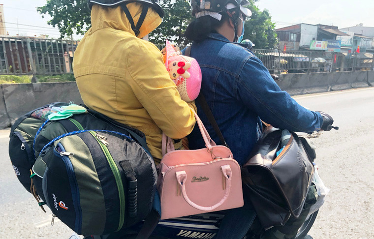 Đủ kiểu đeo, chất, mang hành lý trên xe máy.