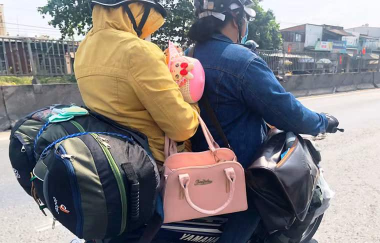 Đủ kiểu đeo, chất, mang hành lý trên xe máy.