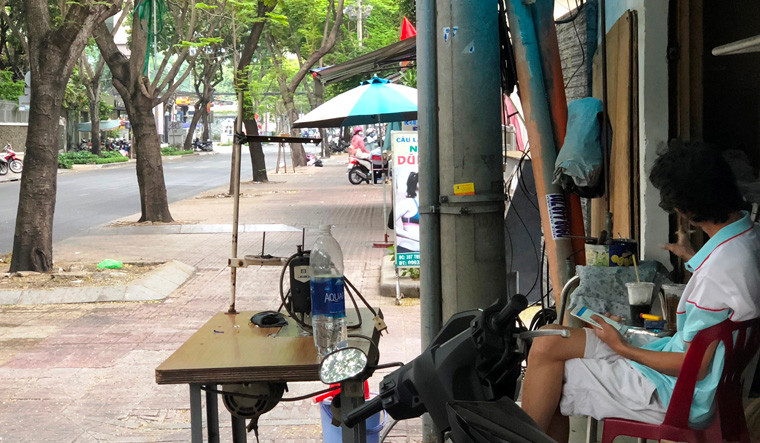 "Tất bật mưu sinh suốt cả năm, chỉ những ngày Tết tôi mới được tận hưởng cảm giác yên ả và tôi mong thời gian trôi chậm lại...", người thợ may trên đường Lý Chính Thắng, quận 3 chia sẻ.