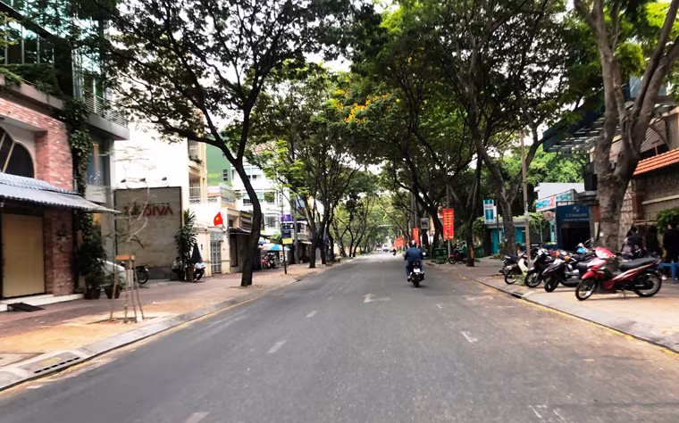 Trái ngược với cảnh xe cộ tấp nập suốt ngày đêm, tuyến đường Bà Huyện Thanh Quan (đoạn qua địa bàn quận 3, TP HCM) chỉ lác đác vài phương tiện lưu thông trong sáng 28 Tết Kỷ Hợi.