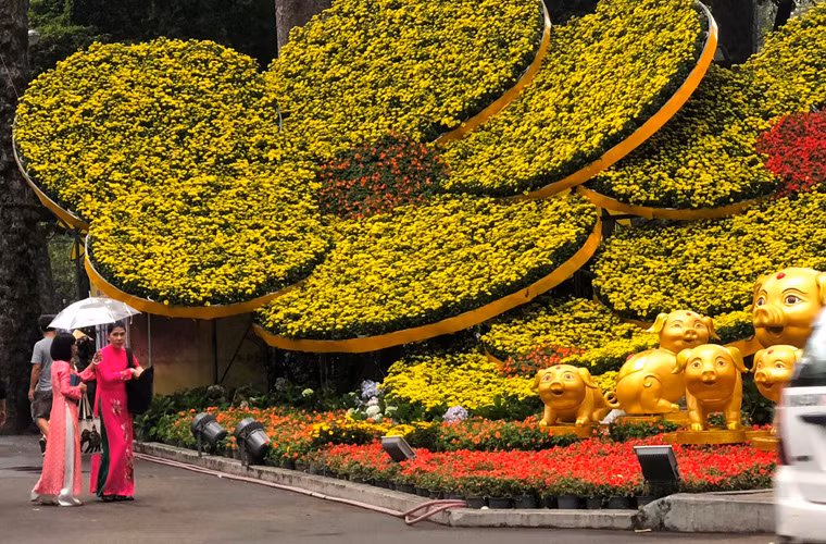 Người dân TP HCM đang thảnh thơi tận hưởng những ngày đón Tết cổ truyền Xuân Kỷ Hợi 2019.