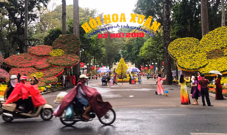 Cơn mưa lất phất khiến đường phố Sài Gòn thêm thú vị.