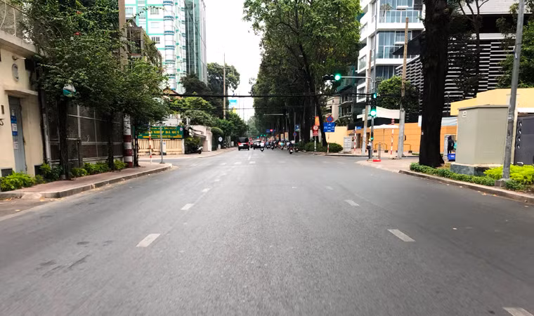 Đường Điện Biên Phủ, trục đường đi qua các quận 3, 10, Bình Thạnh vốn luôn quá tải về phương tiện nhưng sáng 28 tháng Chạp trở nên "hiền hòa" đến ngỡ ngàng.