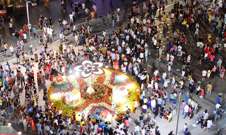 Đường hoa Nguyễn Huệ rực rỡ trong đêm khai mạc.