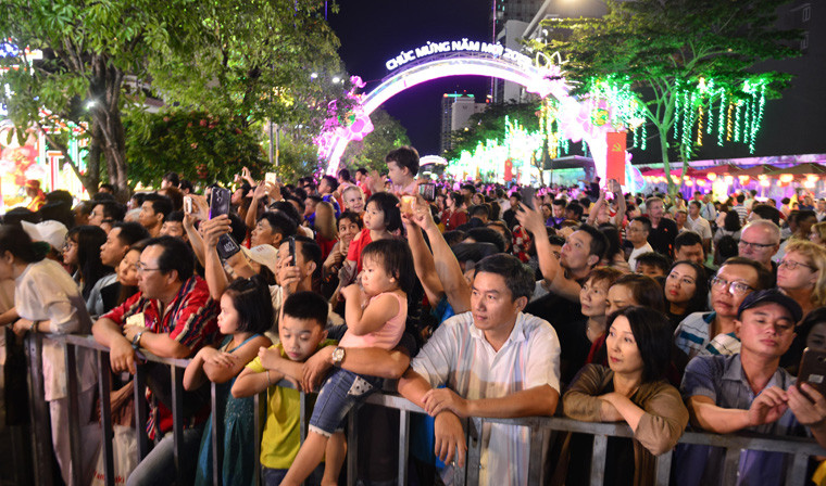 Hàng vạn người dân chờ đợi thời khắc được vào tham quan đường hoa Nguyễn Huệ. 