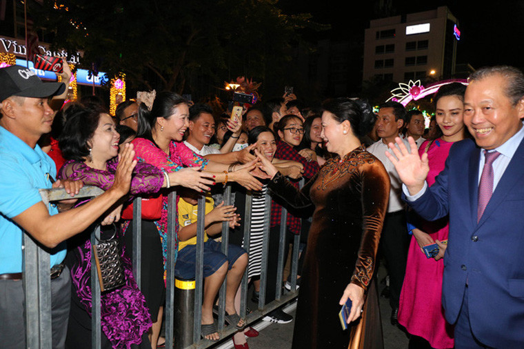 Chủ tịch Quốc hội và Phó Thủ tướng thường trực Trương Hòa Bình được người dân TP HCM chào đón nồng nhiệt tại lễ khai mạc. Ảnh Quang Liêm/NLĐO.