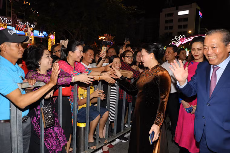 Chủ tịch Quốc hội và Phó Thủ tướng thường trực Trương Hòa Bình được người dân TP HCM chào đón nồng nhiệt tại lễ khai mạc. Ảnh Quang Liêm/NLĐO.