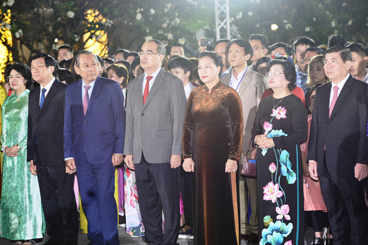 Duong hoa Nguyen Hue ruc ro trong dem khai mac-Hinh-2