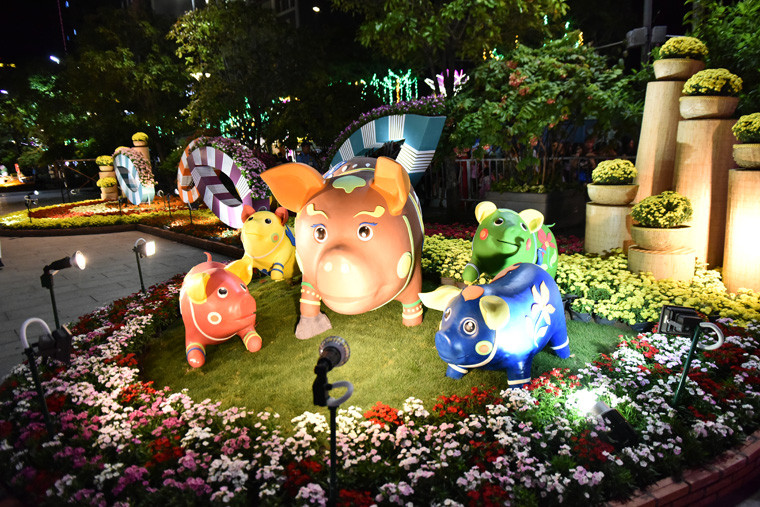 Đặc biệt nhất của đường hoa Kỷ Hợi 2019 chính là sự xuất hiện của 6 chú heo đất nghĩa tình tại 6 vị trí dọc đường hoa. Những chú heo đỏ trên lưng mang họa tiết mai vàng và biểu tượng đồng tiền với tên gọi thân thương - Nuôi heo đất “Tết làm điều hay, chung tay đóng góp cho học sinh nghèo TP HCM”. 