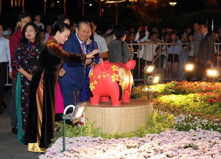 Có mặt tại lễ khai mạc, Chủ tịch Quốc Hội Nguyễn Thị Kim Ngân và các lãnh đạo Đảng và nhà Nước, lãnh đạo TP HCM đã cùng tham gia bỏ ống heo nghĩa tình. Ảnh Quang Liêm/NLĐO. 