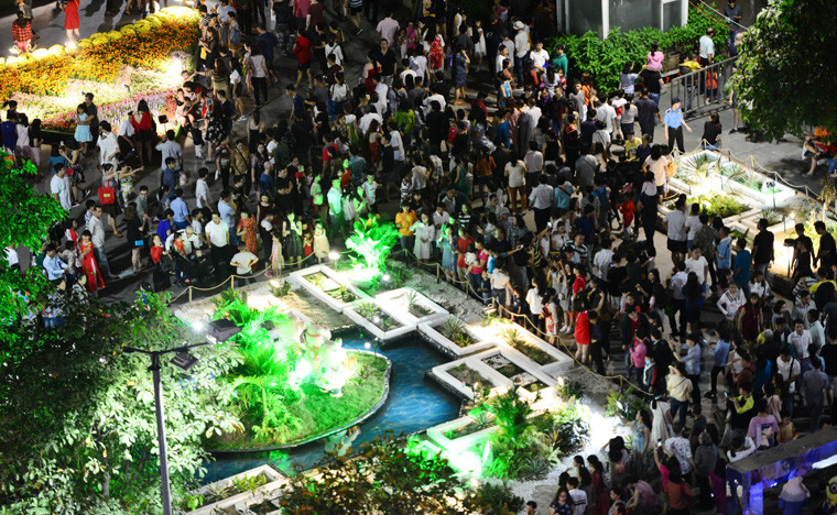 Hàng vạn người dân đến tham quan đường hoa ngay sau lễ khai mạc.