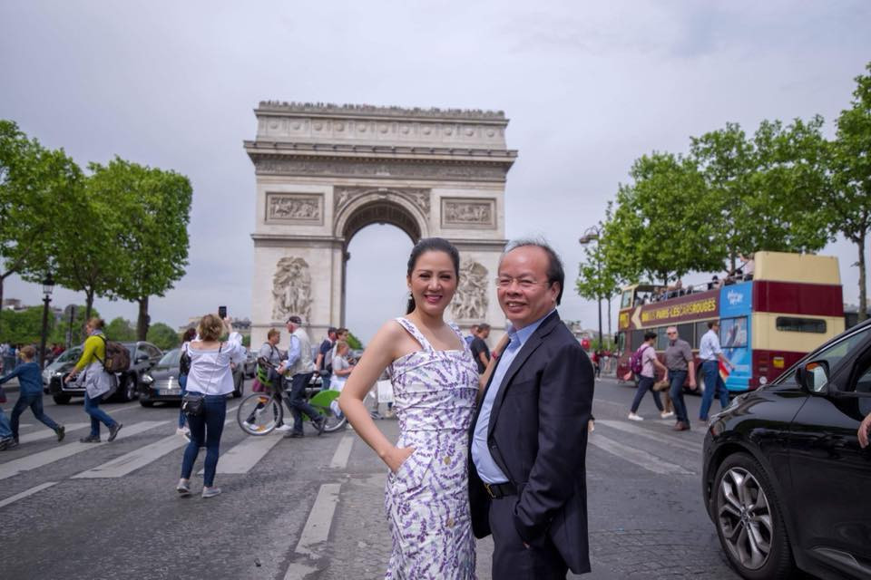 Ca sĩ Đinh Hiền Anh và chồng Thứ trưởng chụp ảnh trước cổng Khải Hoàn Môn ở Paris (Pháp). (Ảnh VTC)
