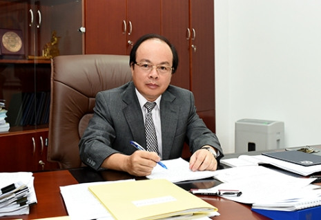 Trao đổi về việc thứ trưởng Bộ Tài chính Huỳnh Quang Hải bị kỷ luật. Bộ trưởng Tài chính Đinh Tiến Dũng cho biết Ban cán sự đảng Bộ Tài chính đã họp xong quy trình 2 bước trước khi Ủy ban Kiểm tra Trung ương xem xét kỷ luật. Về hình thức kỷ luật hành chính tương ứng sau khi ông Hải bị kỷ luật đảng cảnh cáo, ông Dũng cho biết "còn phải xem xét". (Ảnh Thời báo tài chính VN)