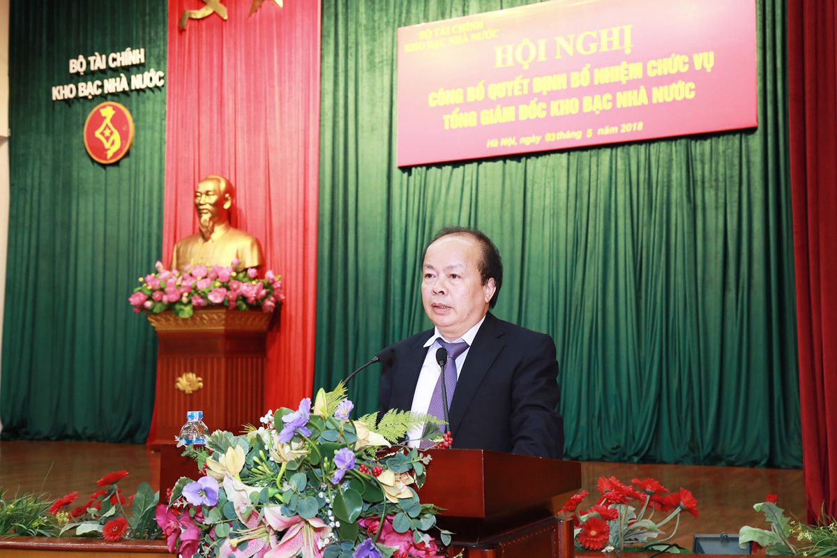 Theo Quy định xử lý đảng viên vi phạm của Ban Chấp hành Trung ương (Quy định 102-QĐ/TW), hình thức kỷ luật đối với đảng viên chính thức gồm: Khiển trách, cảnh cáo, cách chức, khai trừ. Kỷ luật đảng không thay thế kỷ luật hành chính, kỷ luật đoàn thể và các hình thức xử lý của pháp luật. Đảng viên bị thi hành kỷ luật về đảng thì cấp ủy quản lý đảng viên đó phải kịp thời chỉ đạo hoặc đề nghị ngay các tổ chức Nhà nước, đoàn thể chính trị - xã hội có thẩm quyền, trong thời hạn 30 ngày làm việc, kể từ ngày công bố quyết định kỷ luật về đảng, phải xem xét, xử lý kỷ luật về hành chính, đoàn thể (nếu có) theo quy định của cơ quan Nhà nước và điều lệ của đoàn thể.