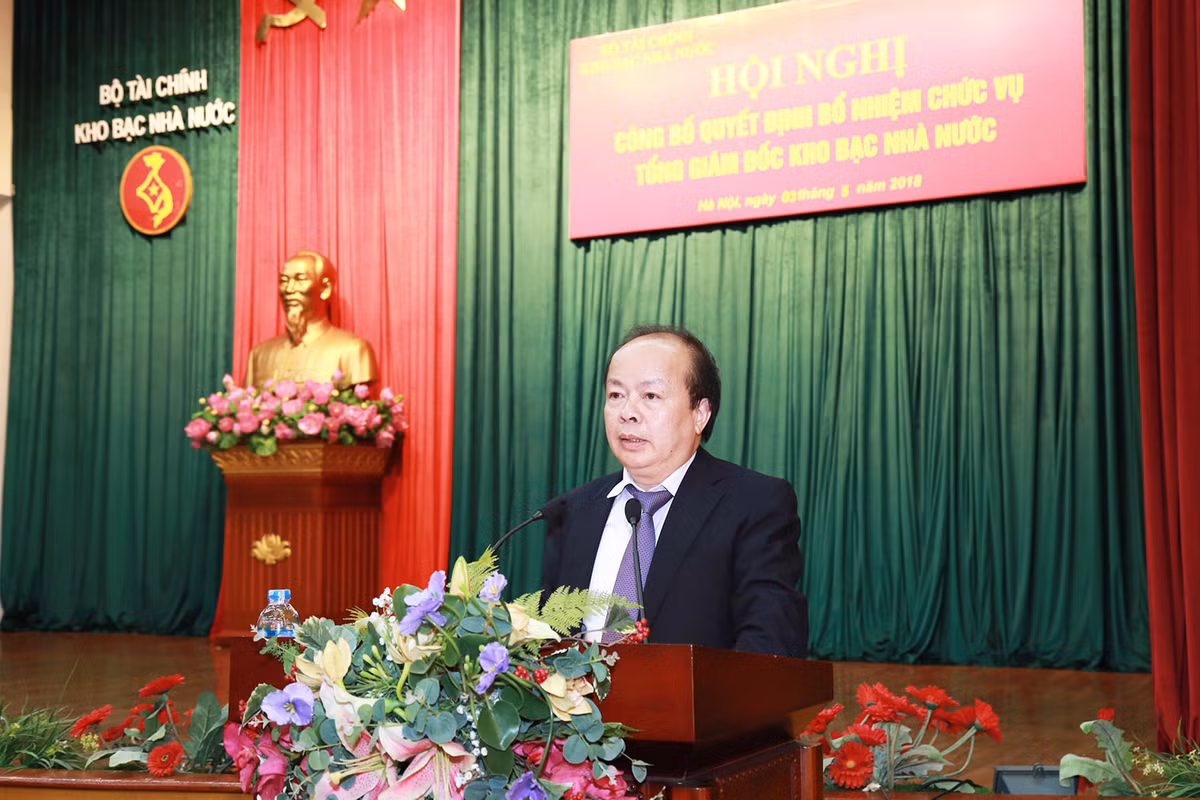 Thu truong Bo Tai chinh vua bi ky luat la nguoi rat muc yeu chieu vo-Hinh-19