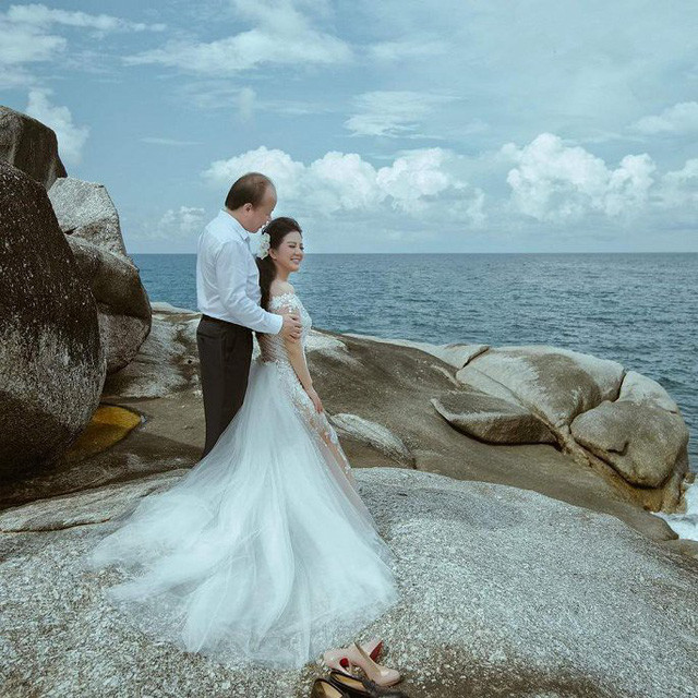 Ngày 17/11/2018, Thứ trưởng Huỳnh Quang Hải tổ chức đám cưới với ca sĩ Đinh Hiền Anh tại Vinh (Nghệ An). Sau đó, bộ ảnh cưới của 2 người được nhiều tờ báo đăng tải trước sự ngưỡng mộ của nhiều người với đôi trai tài - gái sắc. (Ảnh báo Tổ quốc)