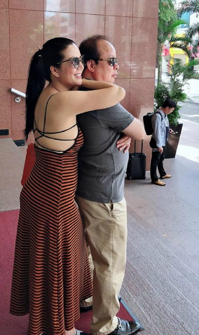 Khoảnh khắc đời thường tình cảm của vợ chồng ca sĩ Đinh Hiền Anh và thứ trưởng Huỳnh Quang Hải. (Ảnh VTC)