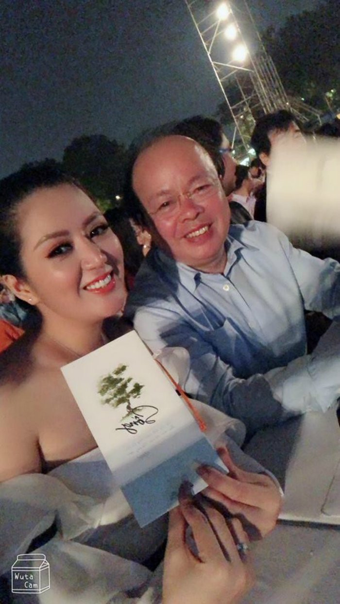 Sau khi công khai đám cưới, ca sĩ Đinh Hiền Anh nhận phải nhiều ý kiến trái chiều. Có người cho rằng, cô lợi dụng việc này để PR cho các sản phẩm âm nhạc cá nhân. Tuy nhiên, nữ ca sĩ cho biết: "Tôi chưa hề có định đánh bóng tên tuổi. Dòng nhạc tôi đang theo đuổi kén người nghe và có số lượng nhất định. Sản phẩm âm nhạc mới nhất của tôi được công bố vào tháng 8 vừa qua. Nếu muốn quảng bá cho sản phẩm này, tôi phải nói về đám cưới trước đó chứ đâu phải thời điểm này? Còn sản phẩm âm nhạc sắp tới của tôi thì cũng phải sang đầu năm 2019 mới ra mắt. Vì thế, nói tôi dùng đám cưới để quảng bá cho sản phẩm âm nhạc của tôi là không phải". (Ảnh VTC)