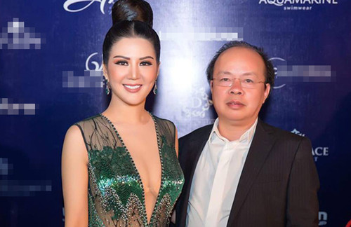 Thứ trưởng Huỳnh Quang Hải thường xuyên xuất hiện tại các sự kiện cùng vợ. (Ảnh VNE)