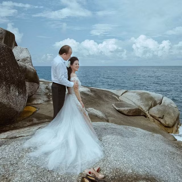 Ngày 17/11/2018, Thứ trưởng Huỳnh Quang Hải tổ chức đám cưới với ca sĩ Đinh Hiền Anh tại Vinh (Nghệ An). Sau đó, bộ ảnh cưới của 2 người được nhiều tờ báo đăng tải trước sự ngưỡng mộ của nhiều người với đôi trai tài - gái sắc. (Ảnh báo Tổ quốc)