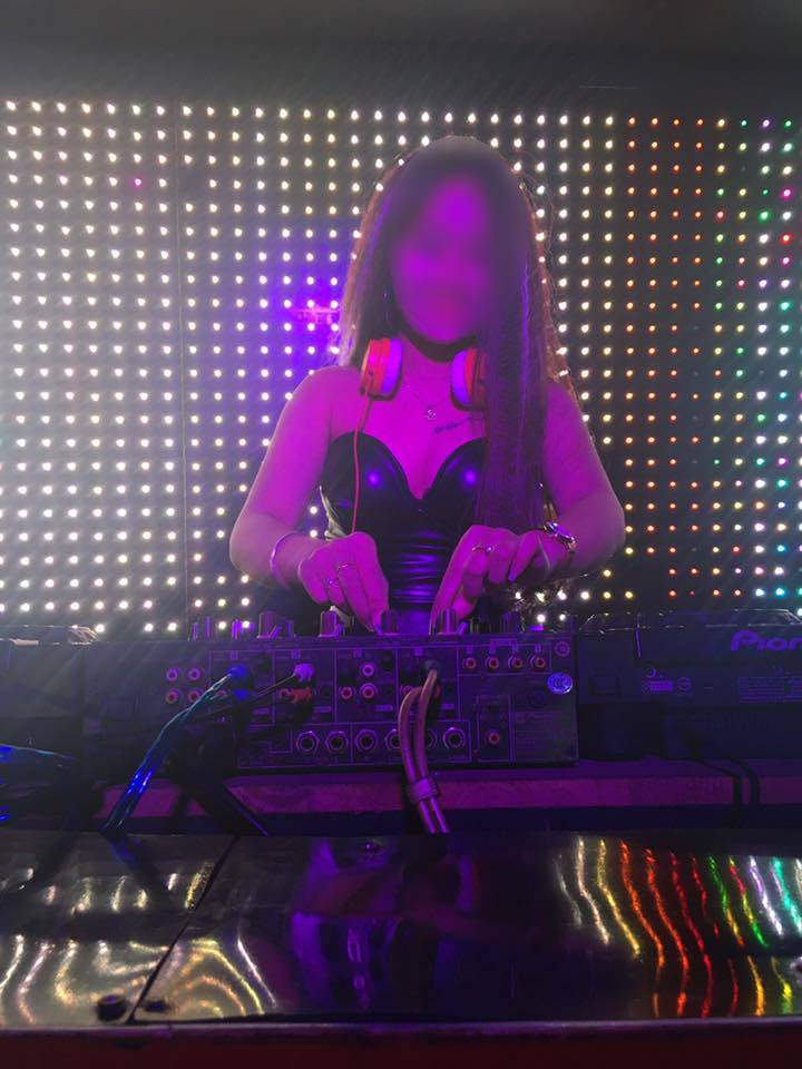 Được biết, ở quê gia đình Trang thuộc diện khó khăn. Vài năm trước, mẹ Trang đi xuất khẩu lao động nước ngoài, dự định đi tiếp nhưng không được bố Trang đồng ý nên xảy ra mâu thuẫn nên đã ly thân.