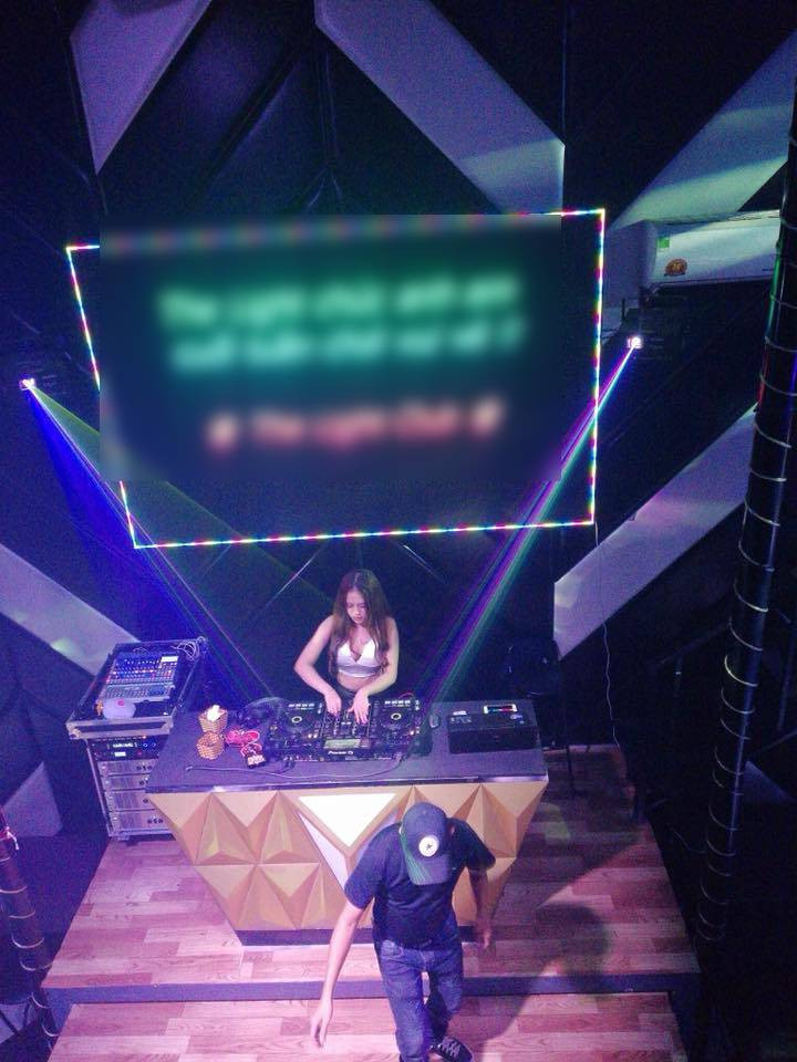 Sau khi bố mẹ ly thân, Trang và mẹ lên Hà Nội sống, bố sống cùng em trai. Mẹ Trang thường đi bán xôi, bánh bao ở khu vực hồ Đền Lừ vào buổi tối, còn Trang theo học nghề DJ và làm việc cho các quán Bar. 