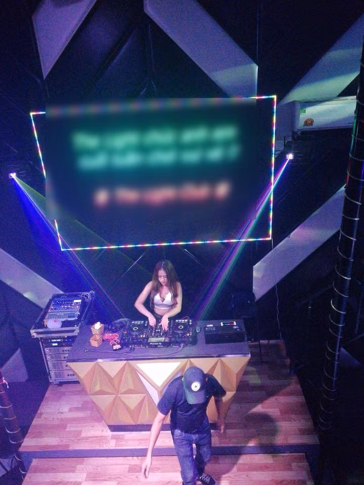 Sau khi bố mẹ ly thân, Trang và mẹ lên Hà Nội sống, bố sống cùng em trai. Mẹ Trang thường đi bán xôi, bánh bao ở khu vực hồ Đền Lừ vào buổi tối, còn Trang theo học nghề DJ và làm việc cho các quán Bar.