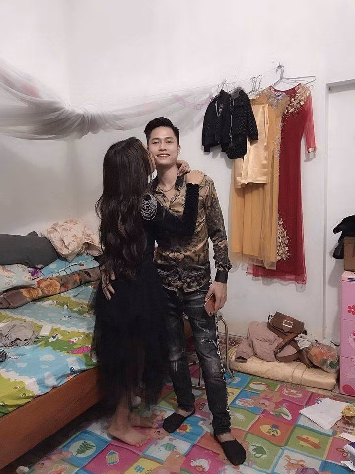 Chiều ngày 17/7, Cường gửi xe máy ở một bãi xe công cộng rồi bắt xe lên nhà chị gái ở Lạng Sơn. Được người thân động viên, Cường đã ra đồn công an đầu thú.