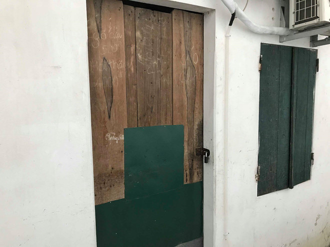 "Con gái tôi xuất viện vào trưa qua, dự tính 9h sáng nay sẽ ra sân bay trở lại Singapore để tiếp tục theo học. Nhưng trưa qua tại họa ập đến, con tôi vĩnh viễn nằm lại. Khi tôi nhận tin dữ về con, tôi lập tức bắt xe ra Hà Nội. Đến nơi, nhìn con nằm gục dưới sàn nhà, lòng tôi đau thắt lại", ông bố nấc nghẹn. (Trong ảnh là phòng trọ tại Hà Nội nơi Trang bị sát hại)