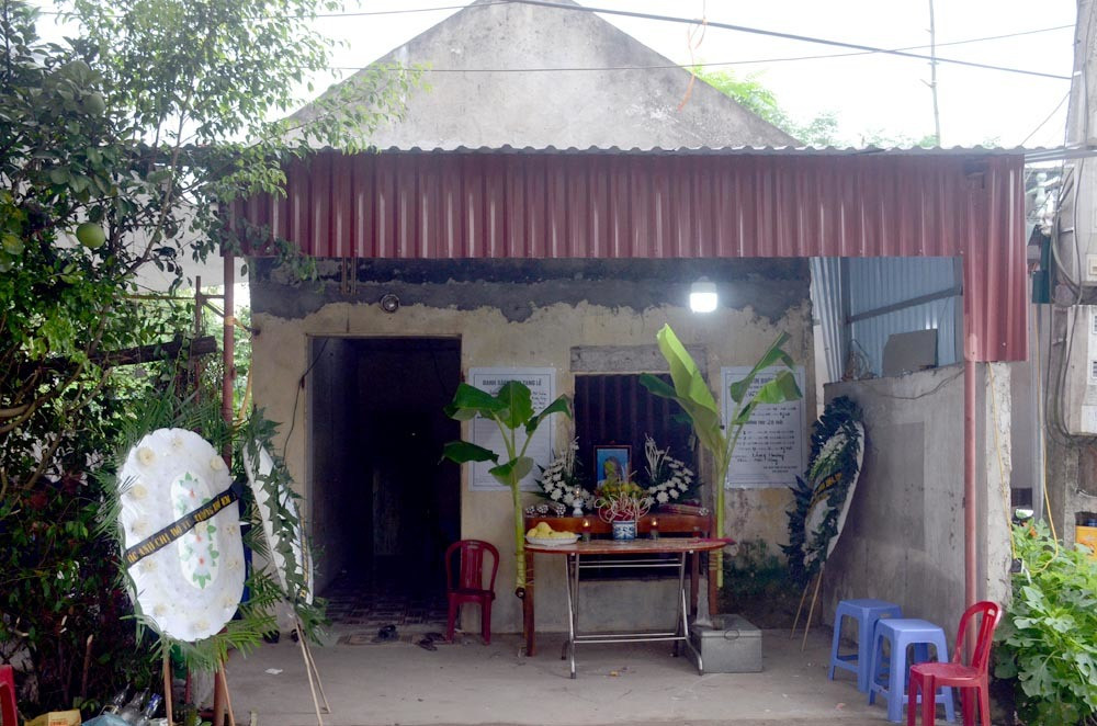 Sau khi cơ quan chức năng hoàn thiện các thủ tục, thi thể nữ DJ xinh đẹp bị bạn trai sát hại - Vũ Thị Quỳnh Trang (19 tuổi) được đưa về xã Đức Lý, huyện Lý Nhân, tỉnh Hà Nam để lo hậu sự. Trong căn nhà nhỏ vốn lạnh lẽo của gia đình Trang, giờ lại thêm phần hiu quạnh. (Ảnh An Phương/Vietnamnet)