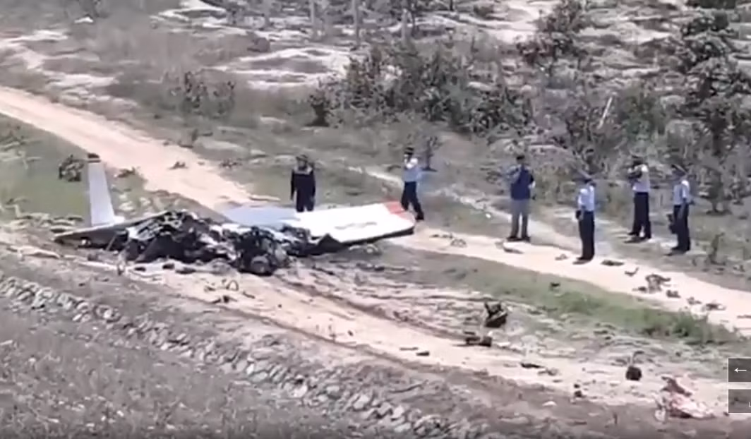 Chiếc máy bay hư hỏng hoàn toàn.