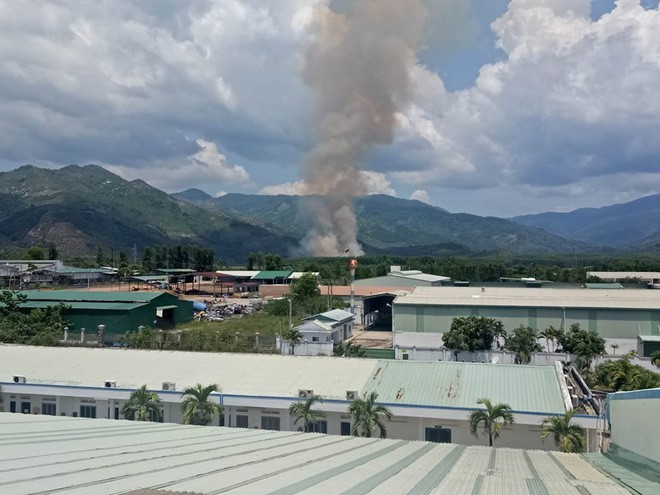 Khói bốc cao từ hiện trường máy bay quân sự rơi ở Khánh Hòa.