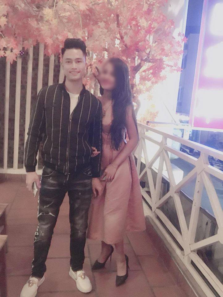 Chủ nhà trọ và hàng xóm cho biết, trước vụ án mạng, Trang thường đi cùng một nam thanh niên. Lúc cô gái tử vong, anh này bỏ đi, không có mặt tại hiện trường.