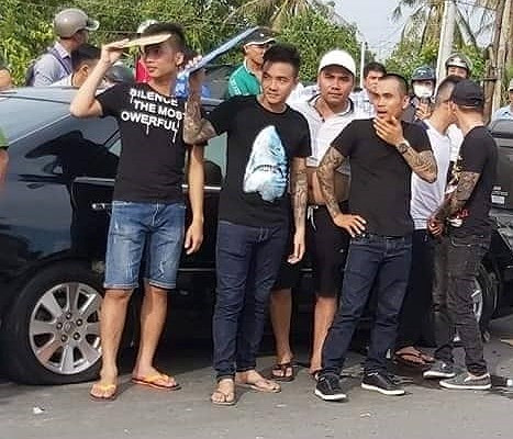  Khi ông Hiền đi ra ngoài vô tình nôn ói văng dính vào quần ông Lương tại khu vực quầy lễ tân dẫn đến xô xát giữa hai bên. Nhóm của ông Hiền lên ôtô rời quán thì ông Lương điện thoại cho Giang "36" cùng một số người khác đuổi theo nhóm của ông Hiền.