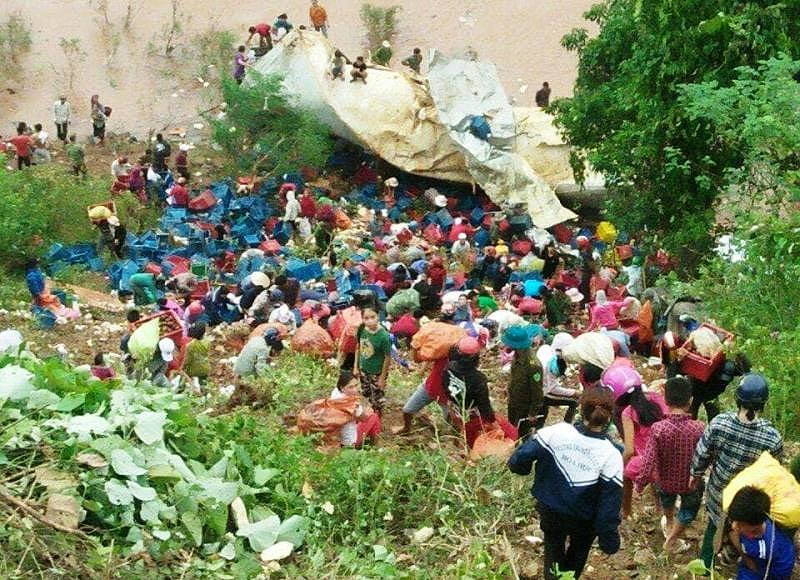  5. Tài xế than bị hôi măng cụt: Ngày 20/7/2018, anh Hồ Bá Sơn, trú xã Quỳnh Bảng, huyện Quỳnh Lưu, Nghệ An điều khiển xe đầu kéo mang BKS 12C- 064.92 kéo theo rơ-móc chở container mang BKS 12R-005.44 chở hoa quả chạy từ Thái Lan qua Lào về Việt Nam, đi qua cửa khẩu Cha Lo (Quảng Bình) thì bị lật. Theo tài xế Sơn, lúc bị tai nạn chỉ có một mình anh Sơn, lại bị thương nặng nên 1 container măng cụt trị giá khoảng 1 tỷ đồng bị người dân hôi của hết.