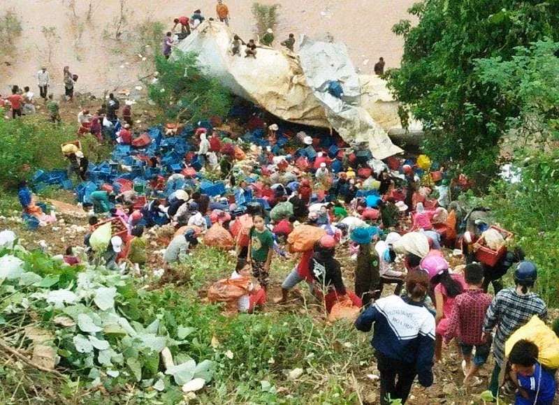  5. Tài xế than bị hôi măng cụt: Ngày 20/7/2018, anh Hồ Bá Sơn, trú xã Quỳnh Bảng, huyện Quỳnh Lưu, Nghệ An điều khiển xe đầu kéo mang BKS 12C- 064.92 kéo theo rơ-móc chở container mang BKS 12R-005.44 chở hoa quả chạy từ Thái Lan qua Lào về Việt Nam, đi qua cửa khẩu Cha Lo (Quảng Bình) thì bị lật. Theo tài xế Sơn, lúc bị tai nạn chỉ có một mình anh Sơn, lại bị thương nặng nên 1 container măng cụt trị giá khoảng 1 tỷ đồng bị người dân hôi của hết.