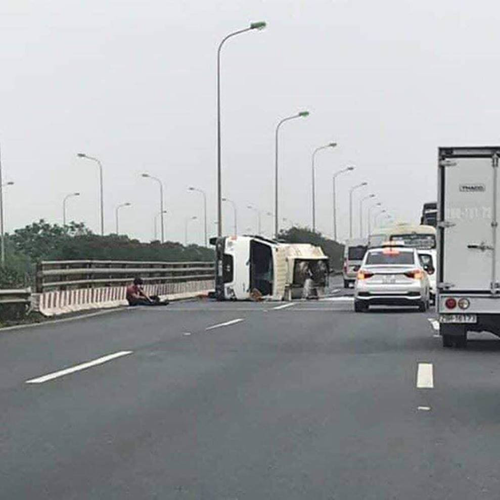 Thấy tình cảnh đó, một số người đàn ông đã cầm chai lao ra đường để "hôi xăng".