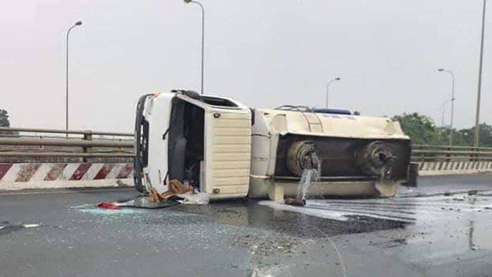  3. Hôi xăng tại Hà Nội: Tháng 3/2019, một xe chở xăng xảy đến ở Đại Lộ Thăng Long (Hà Nội) thì bị lật.