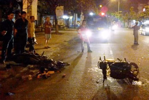  8. Hôi tiền 500 nghìn, trộm điện thoại của người bị tai nạn xe máy: Khoảng 21h15 ngày 22/10/2013, ông Lê Thanh Hải (50 tuổi, ngụ Đồng Nai) đi xe máy chở con gái 16 tuổi trên đường Đồng Khởi (đoạn qua phường Tân Hiệp, TP Biên Hòa) bị tai nạn bất tỉnh, một xấp tiền 500 ngàn đã bị văng ra đường. Thấy vậy nhiều người đi đường đã lao vào nhặt. Ngoài tiền, chiếc điện thoại của nạn nhân cũng bị cuỗm mất.