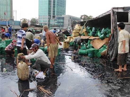  9. Hôi dầu từ xe tải bị lật: Ngày 15/3/2013, tài xế Lê Phước Hiếu (42 tuổi, quê Cần Thơ) điều khiển, lưu thông trên quốc lộ 1A hướng đi từ Đồng Nai về TP.HCM và gặp nạn trên ôm cua tại ngã 4 Vũng Tàu. Vụ tai nạn khiến hàng trăm thùng dầu bị lật, đổ lênh láng trên đường. Nhiều người lao vào hôi của trước sự bất lực của tài xế.