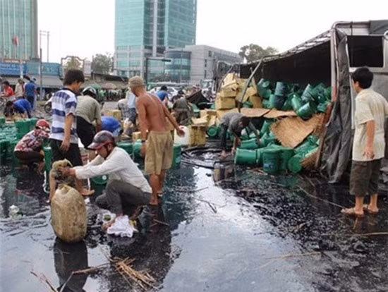  9. Hôi dầu từ xe tải bị lật: Ngày 15/3/2013, tài xế Lê Phước Hiếu (42 tuổi, quê Cần Thơ) điều khiển, lưu thông trên quốc lộ 1A hướng đi từ Đồng Nai về TP.HCM và gặp nạn trên ôm cua tại ngã 4 Vũng Tàu. Vụ tai nạn khiến hàng trăm thùng dầu bị lật, đổ lênh láng trên đường. Nhiều người lao vào hôi của trước sự bất lực của tài xế.