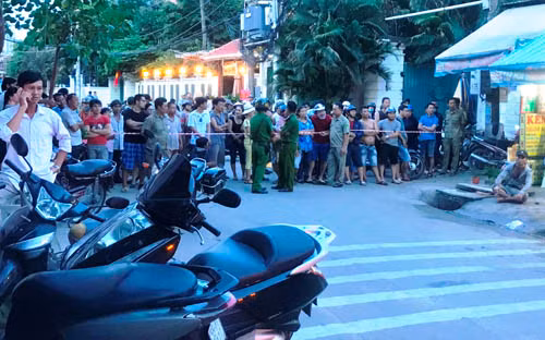 Oto tong chet 1 phu nu, keo le hang loat xe may tren duong