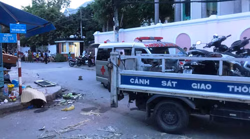 Oto tong chet 1 phu nu, keo le hang loat xe may tren duong-Hinh-2