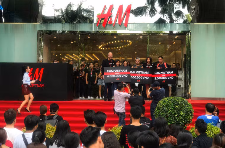 Trước khi diễn ra lễ khai trương, những người có mặt đã được tham dự chương trình rút thăm may mắn. Có 3 người được giải thưởng là những phiếu mua hàng trị giá từ 2 đến 6 triệu đồng.